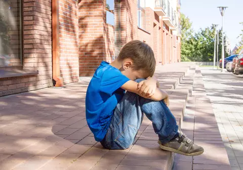 Băiețel de 5 ani, abandonat de mama sa în Galați, pentru că „nu o ascultă”. Femeia a fost reținută pentru 24 de ore