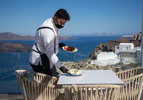 Grecia obligă toți lucrătorii nevaccinați din turism să se testeze regulat la COVID