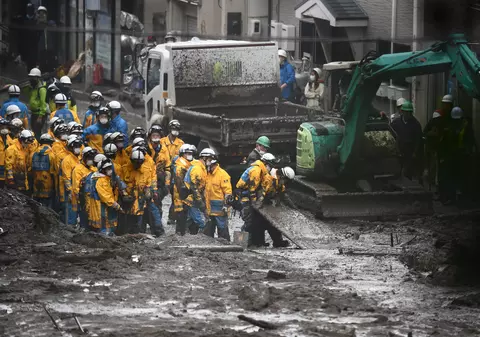 Imagini dramatice de la operațiunile de salvare din Japonia. Oamenii dispăruți, căutați în noroi cu buldozerul
