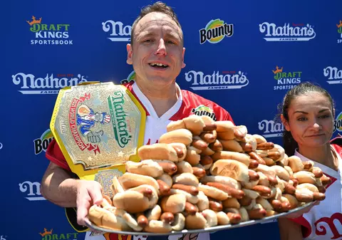Un american și-a doborât propriul record la mâncat hotdogi. Câți a reușit să înghită în 10 minute