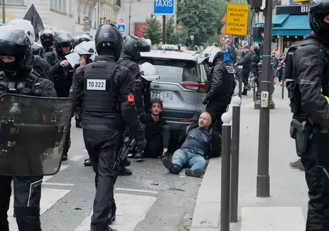 Proteste în Franţa față de măsurile lui Macron privind vaccinarea obligatorie și certificatul verde