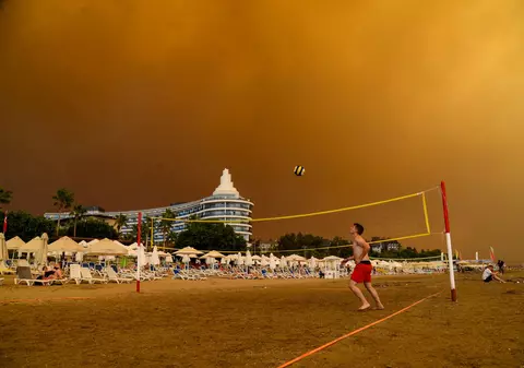 Turcia, în alertă din cauza incendiilor. Vacanță încheiată pentru mii de turiști