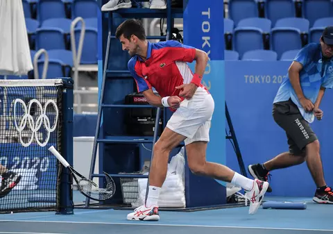 Novak Djokovici a aruncat o rachetă în tribune, iar pe alta a făcut-o praf, după ce a pierdut și bronzul la JO 2020