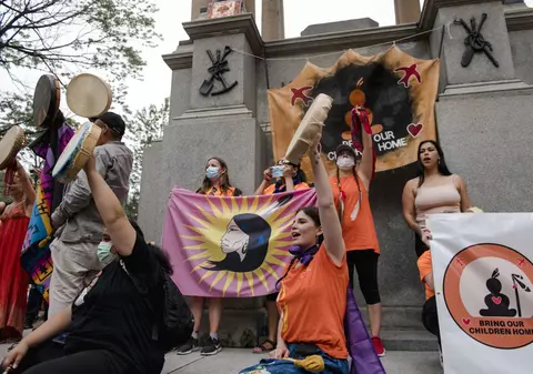 Furie în Canada pentru moartea copiilor indigeni: protestatarii au dărâmat statui ale reginelor Victoria și Elisabeta a II-a