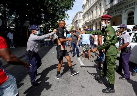 Cuba se confruntă cu cele mai mari proteste din ultimii 30 de ani. Oamenii au strigat în stradă „Libertate”