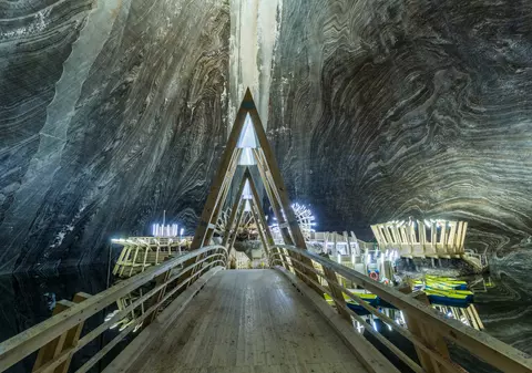 Salina Turda - locul în care să te relaxezi în mijlocul verii. Unde este și ce obiective turistice sunt în jur