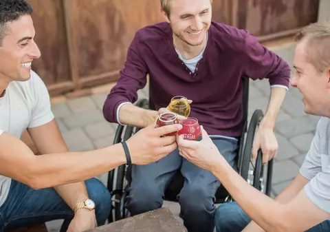 Scaunul cu rotile, libertate de deplasare - Iată cum să-l alegi pe cel mai bun!