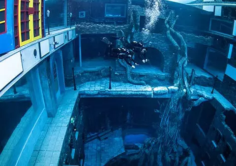 Cum arată cea mai adâncă piscină din lume, cu un oraș subacvatic și sală de jocuri, deschisă în Dubai