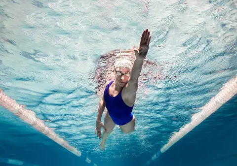 Cum alegem costumele de baie în funcție de materialul acestora?