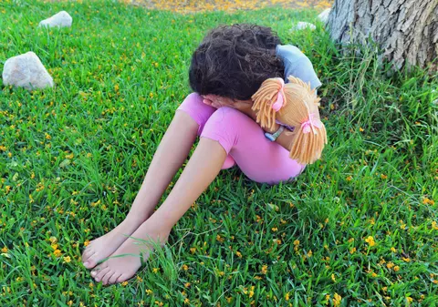 Două fetițe de 10 și 13 ani au fost violate la Bârlad, iar bărbații acuzați de agresiune sunt cercetați în libertate. Una dintre victime este însărcinată în cinci luni