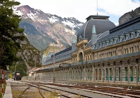 „Titanicul munților” va fi transformat în hotel de lux. Ce povești ascunde „cea mai ghinionistă gară din Europa”