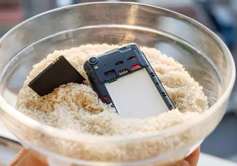 Ce faci dacă ai scăpat telefonul mobil în apă. 5 trucuri care îți pot salva dispozitivul