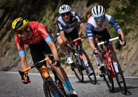 Percheziții în Turul Franței. Ce caută poliția