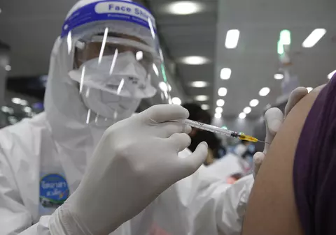 20 de grupuri de savanți lucrează la un vaccin împotriva mai multor tipuri de coronavirus. În cât timp ar putea fi gata serul