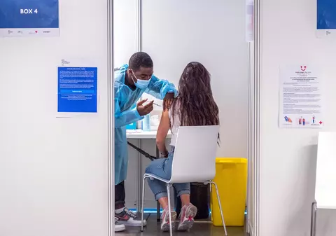 Academia franceză de Medicină: Singura soluție realistă împotriva COVID este vaccinarea obligatorie