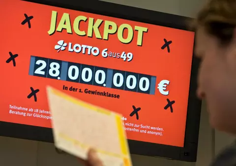 O femeie din Germania a ținut în poșetă fără să știe un bilet la loterie de 33 milioane de euro. „Încă mă ia amețeala”