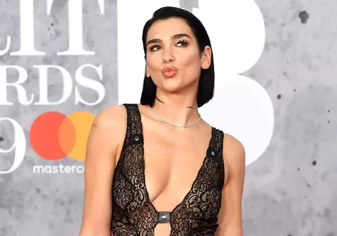 O celebră cântăreață a fost dată în judecată după ce a postat pe Instagram o poză cu ea. I se cere o avere