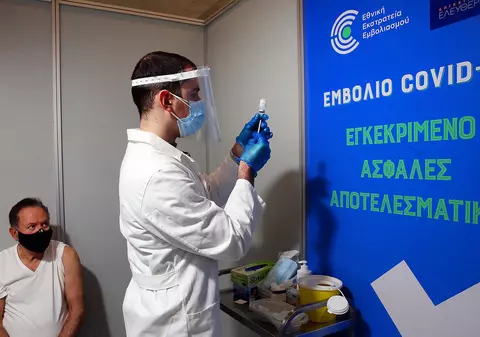 Vaccinarea anti-COVID în Grecia, obligatorie pentru unele categorii profesionale
