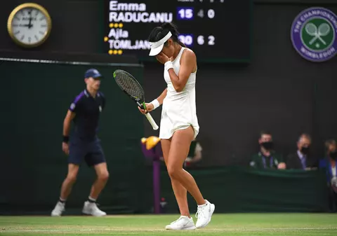De ce a abandonat Emma Răducanu la Wimbledon. Ipoteza lui John McEnroe