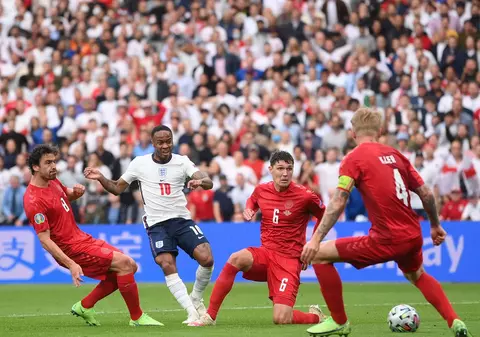 Reacția lui Sterling, după penalty-ul controversat pe care l-a obținut în Anglia - Danemarca de la Euro 2020