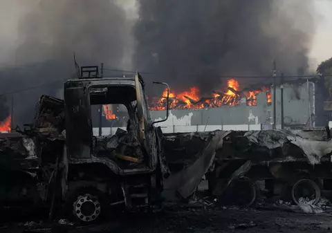 Violențele din Africa de Sud, soldate cu cel puțin 32 de morți. Motivul care a declanșat incendiile și jafurile