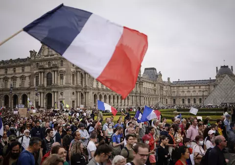 Parlamentul francez a adoptat pașaportul sanitar și vaccinare obligatorie a medicilor