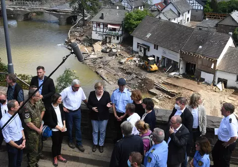 „Este terifiant”. Angela Merkel a mers în zonele devastate de inundații