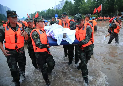 Imagini dramatice: O femeie din China a murit după ce și-a salvat copilul de o alunecare de teren
