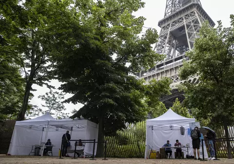 Salariații din Franța ar putea fi concediați dacă nu prezintă un permis sanitar de COVID-19