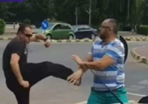 Doi șoferi s-au luat la bătaie într-o intersecție din Suceava. Unul dintre ei este polițist local