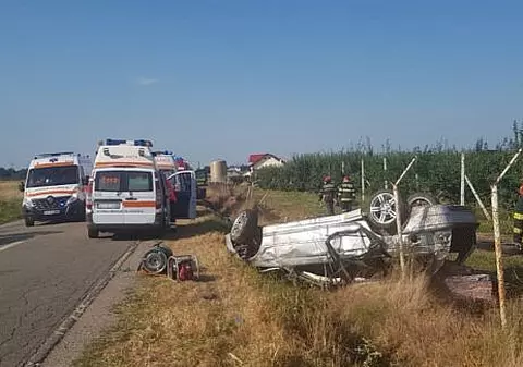 Doi tineri au murit, iar alți trei au fost răniți, după ce mașina în care se aflau s-a răsturnat, în Suceava