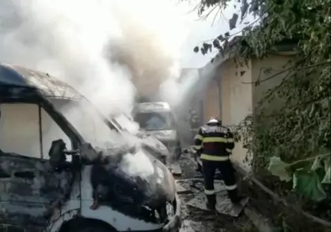 Incendiu la un garaj din Botoșani. Mai multe microbuze au luat foc