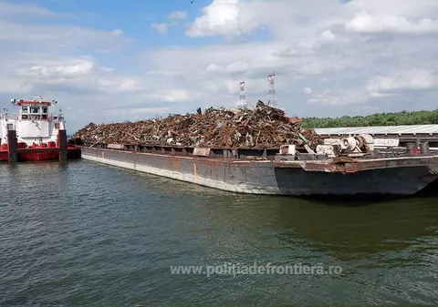 Peste 1.000 de tone de deșeuri din Serbia transportate ilegal cu barjele pe Dunăre, oprite la frontieră