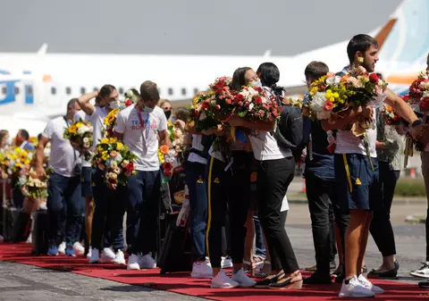 Medaliaţii olimpici de la canotaj au revenit în România. Lipă: „N-am mai trăit aşa o bucurie din 2004”