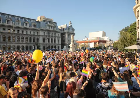 Mii de oameni au defilat la Bucharest Pride, autorizația era pentru 500. Jandarmeria a amendat organizatorul