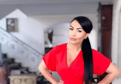 Cum arată Andreea Mantea în costum de baie. Vedeta a recunoscut recent că suferă de o afecțiune ce face să pară însărcinată