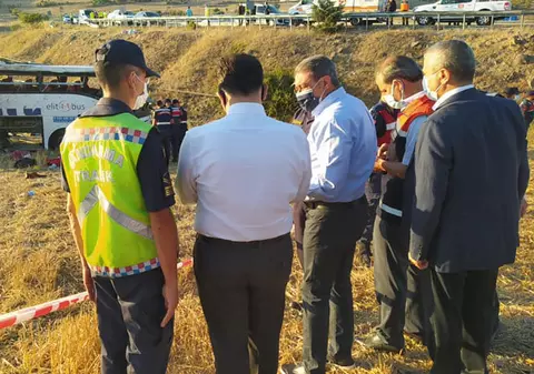 Cel puțin 14 persoane au murit, după ce un autobuz s-a răsturnat pe o autostradă din Turcia