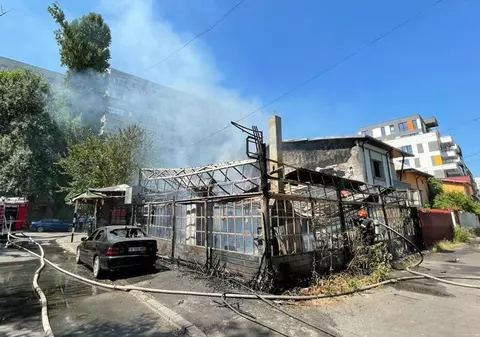 Terasa unui restaurant din Dristor s-a făcut scrum. Incendiul a fost stins și nu sunt victime