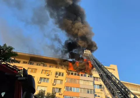 Incendiu violent, izbucnit la etajul al nouălea al unui bloc din București