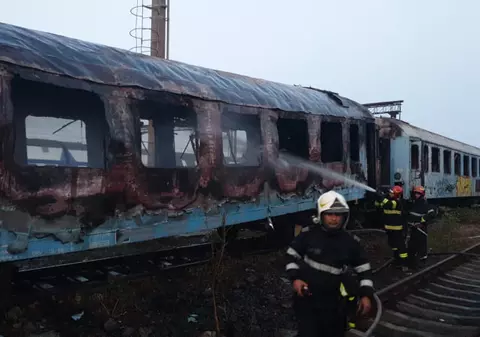 Incendiu la vagoane dezafectate de tren, la gara Basarab din Capitală. Pompierii au intervenit cu şase autospeciale