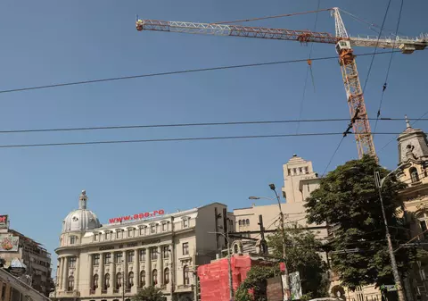 „Stegarul dac”, protest extrem, pe macara, la Piața Romană. Cezar Avrămuță a coborât după opt ore