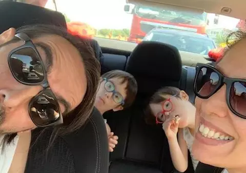 Gemenii Cristinei Bălan, fostă câștigătoare „Vocea României”, au împlinit 8 ani. Toma și Matei au mers pentru prima oară la mare