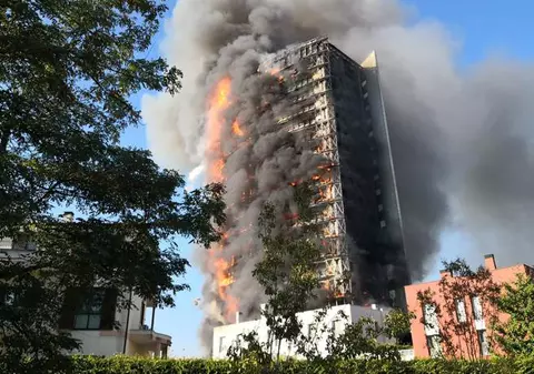 Incendiu de proporții la un zgârie-nori din Milano. Clădirea, învăluită într-un fum negru