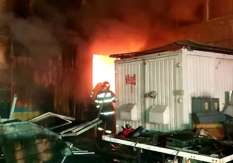 Incendiul care a afectat cel mai mare hotel din Giurgiu, stins după trei ore. Care a fost cauza