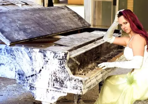 Un fotomodel german a fost mușcat de cap de un leopard, în timpul unei ședințe foto