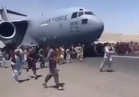 Șocant: Rămășițe umane găsite pe trenul de aterizare al unui avion care a decolat de la Kabul