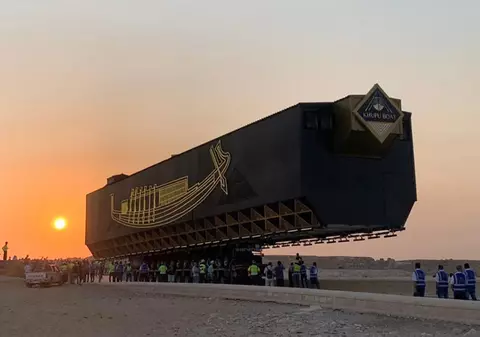 Imagini spectaculoase: barca solară a faraonului Keops, veche de 4.600 de ani, a călătorit spre noul muzeu din Giza