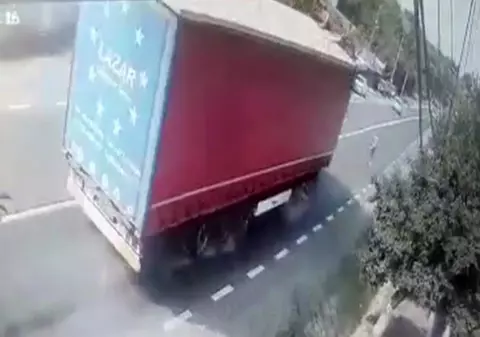 Imagini teribile de la Galați. Un șofer de TIR a evitat în ultimul moment o femeie de 90 de ani