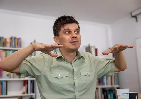 Regizorul Bogdan Apetri, premiat la TIFF: „Scopul unui film nu este să educe. Spectatorului trebuie să-i produci șocuri electrice neuronilor”