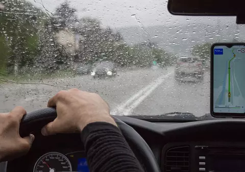 Cum conduci în siguranță pe ploaie. 13 sfaturi de care trebuie să țină cont orice șofer